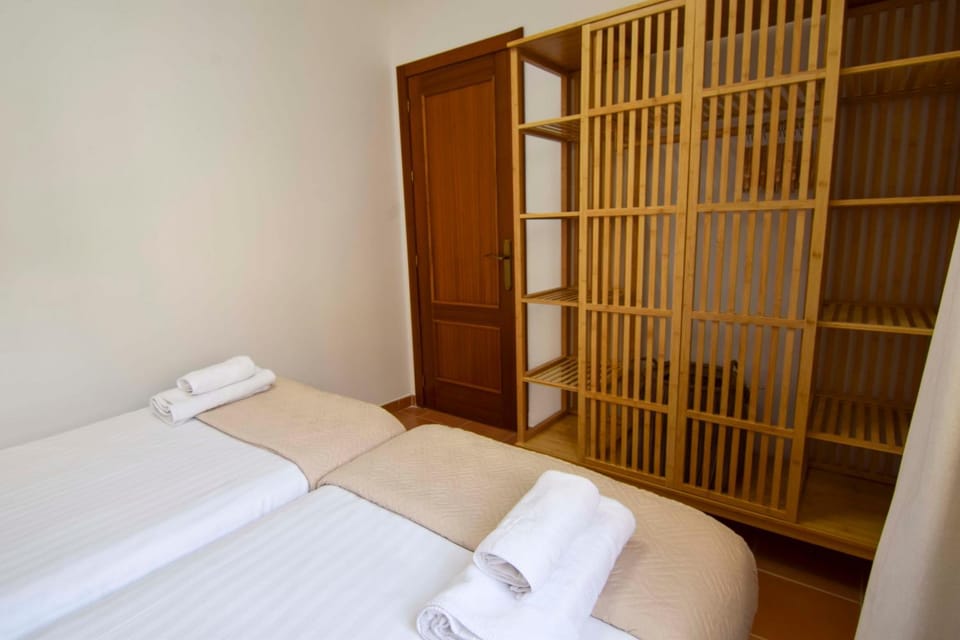 Bed, Bedroom, towels, wardrobe