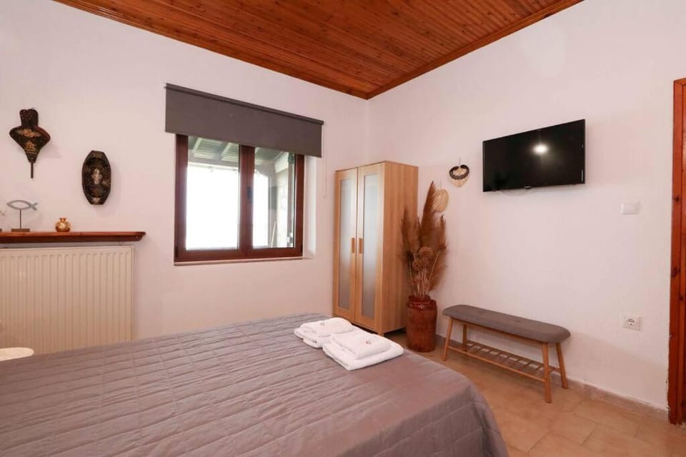 Bed, TV and multimedia, Bedroom, towels, wardrobe