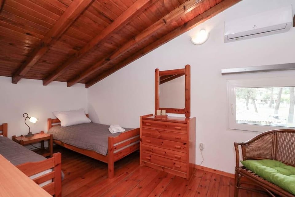 Bed, Photo of the whole room, Bedroom, air conditioner