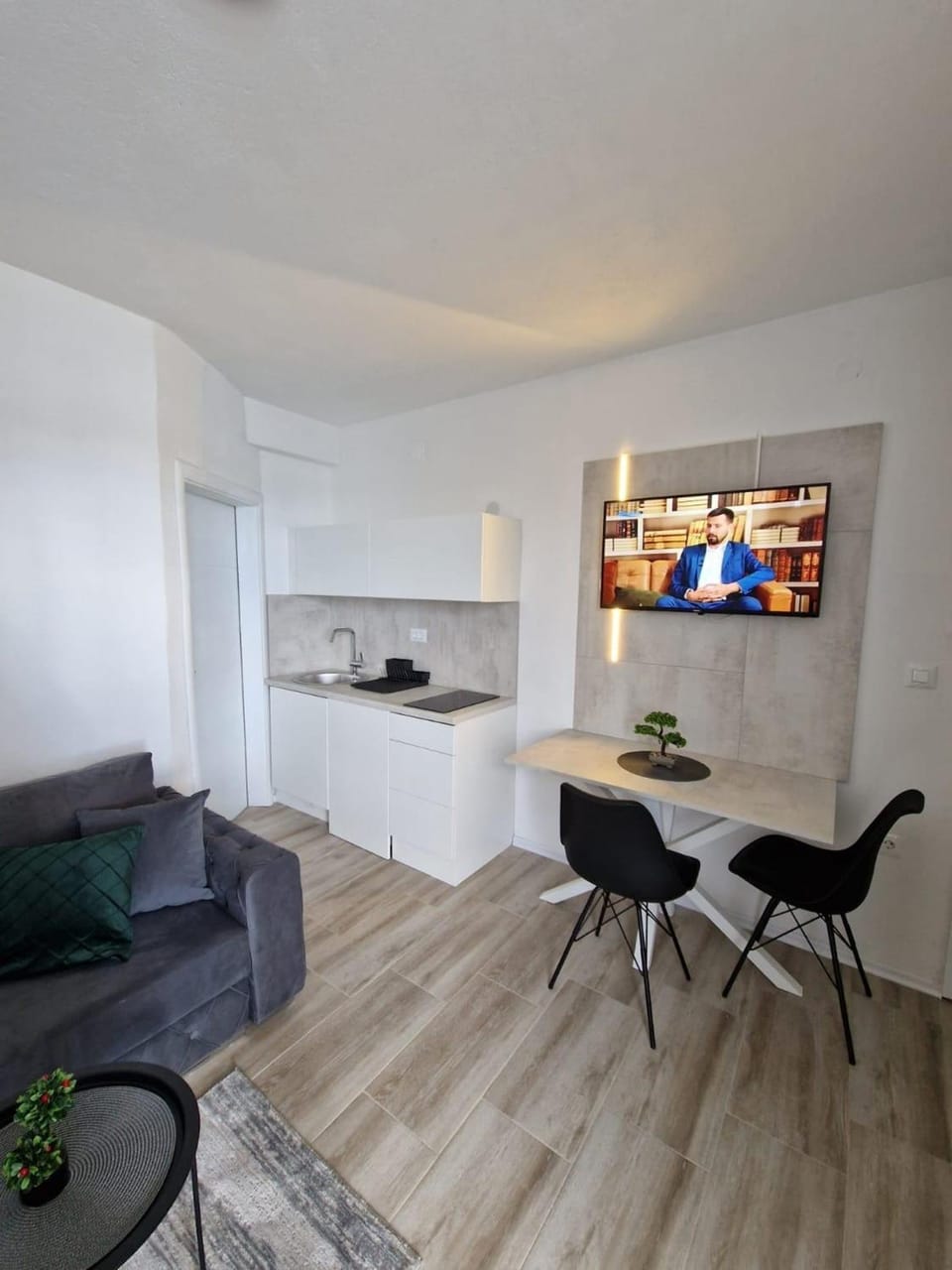 Kitchen or kitchenette, Seating area, Dining area