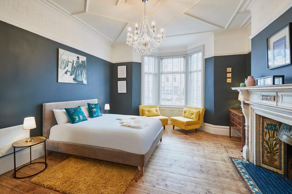 Bed, Seating area, Bedroom