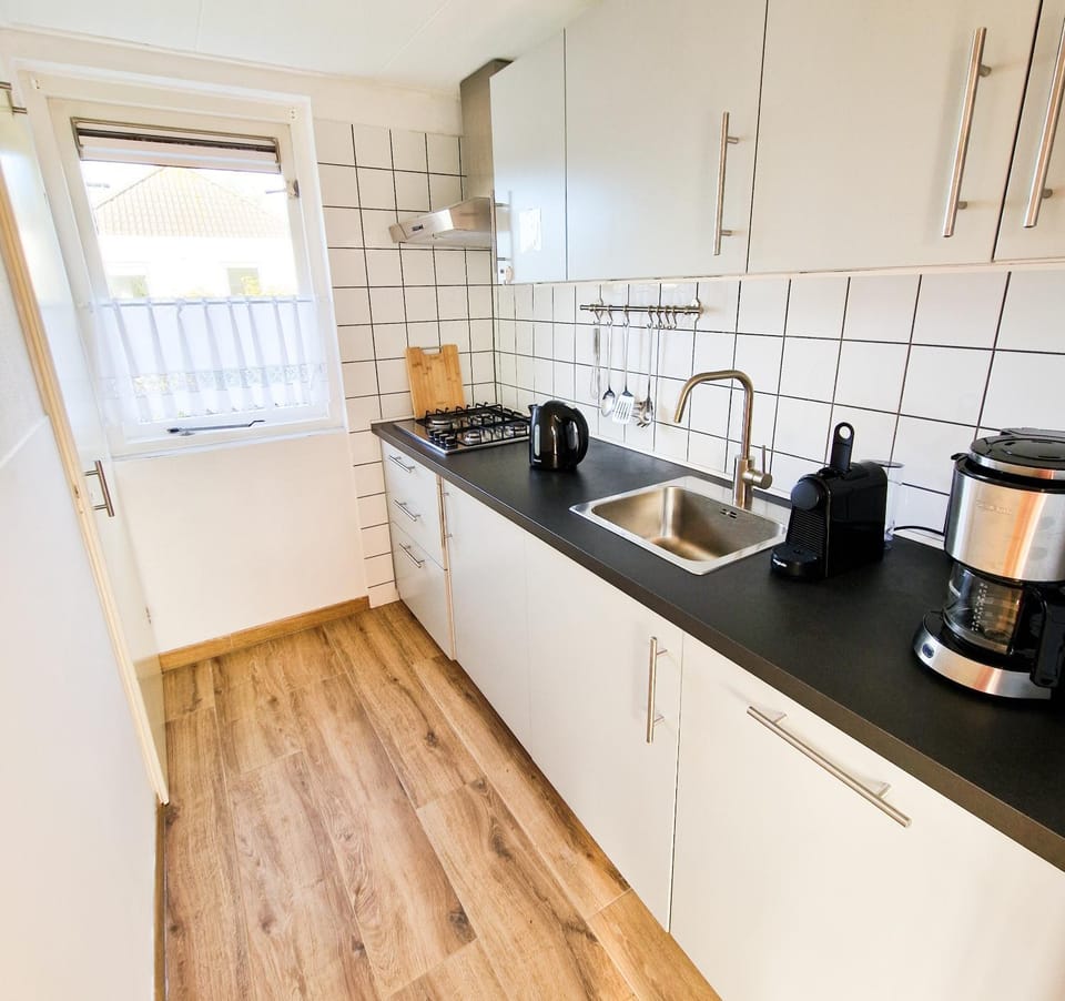 Coffee/tea facilities, Kitchen or kitchenette, stove, toaster