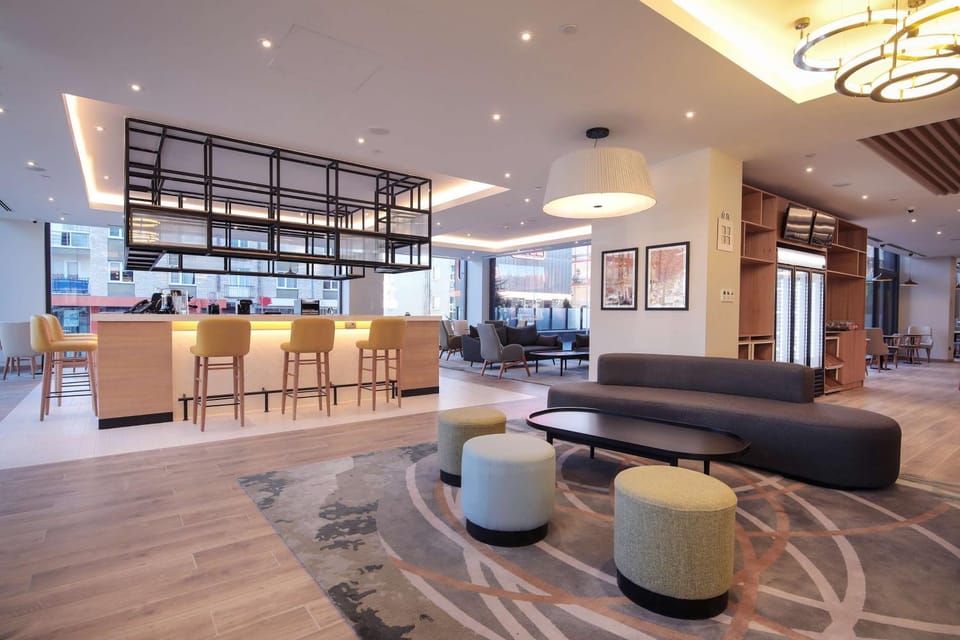 Restaurant/places to eat, Garden, Lobby or reception, Lounge or bar