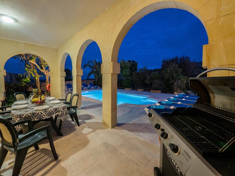 BBQ facilities, Dining area, Swimming pool