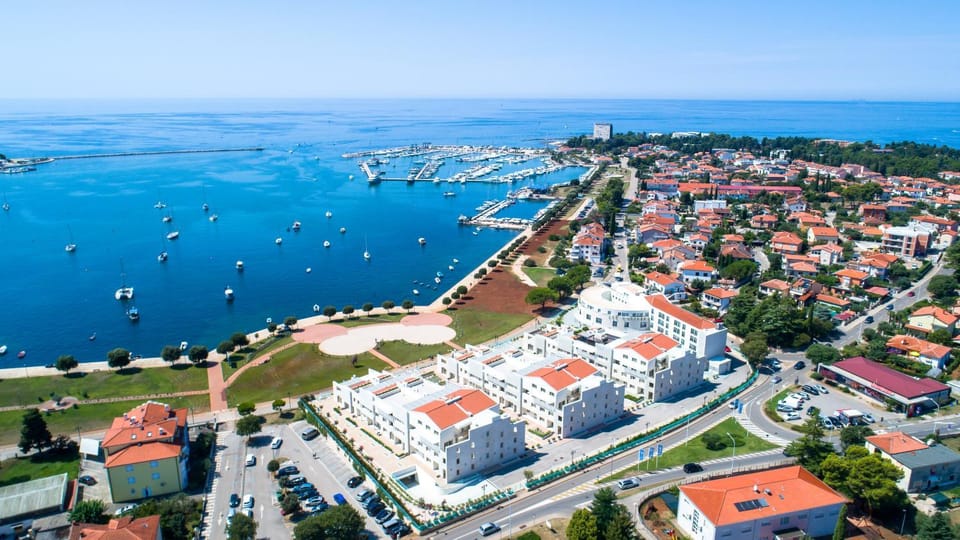 Property building, Day, Natural landscape, Bird's eye view, Beach, City view, Sea view, Street view, Location