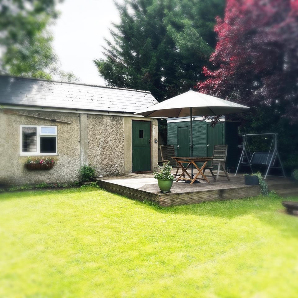 River Cabin Retreat Cabin in Weybridge