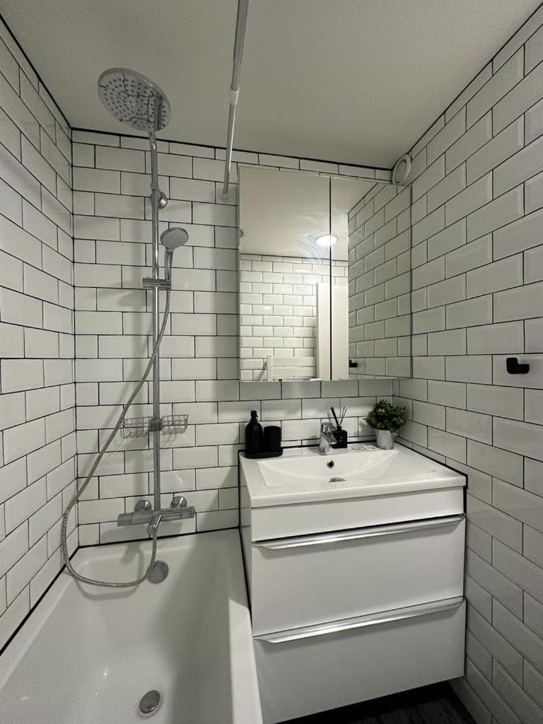 Shower, Bathroom, Bath, towels