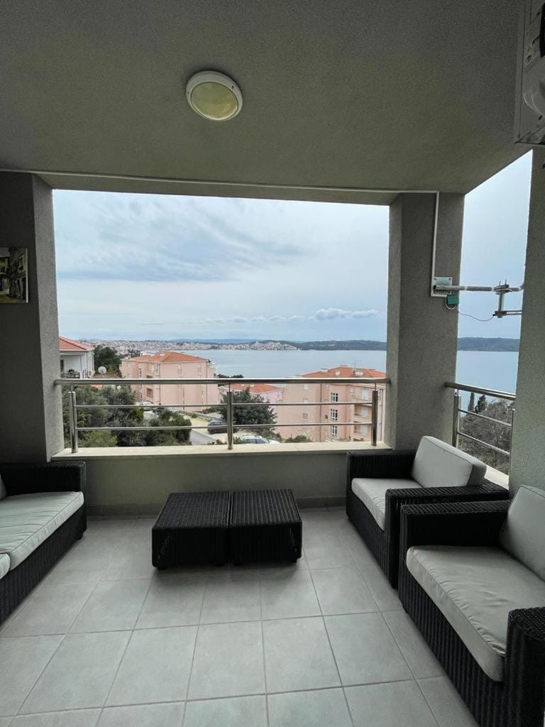 Natural landscape, Balcony/Terrace, Seating area, Sea view