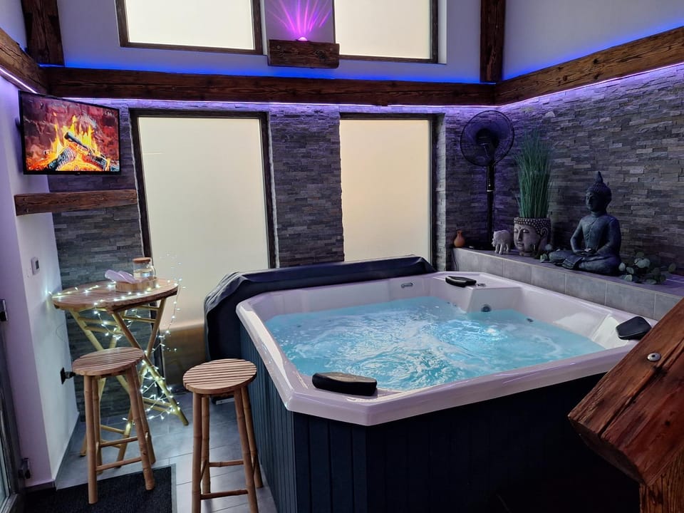 Hot Tub, Spa and wellness centre/facilities