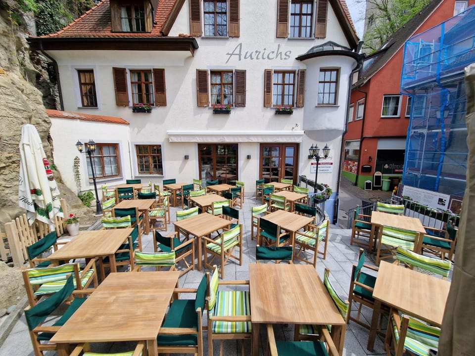 Restaurant/places to eat, Balcony/Terrace, Seating area