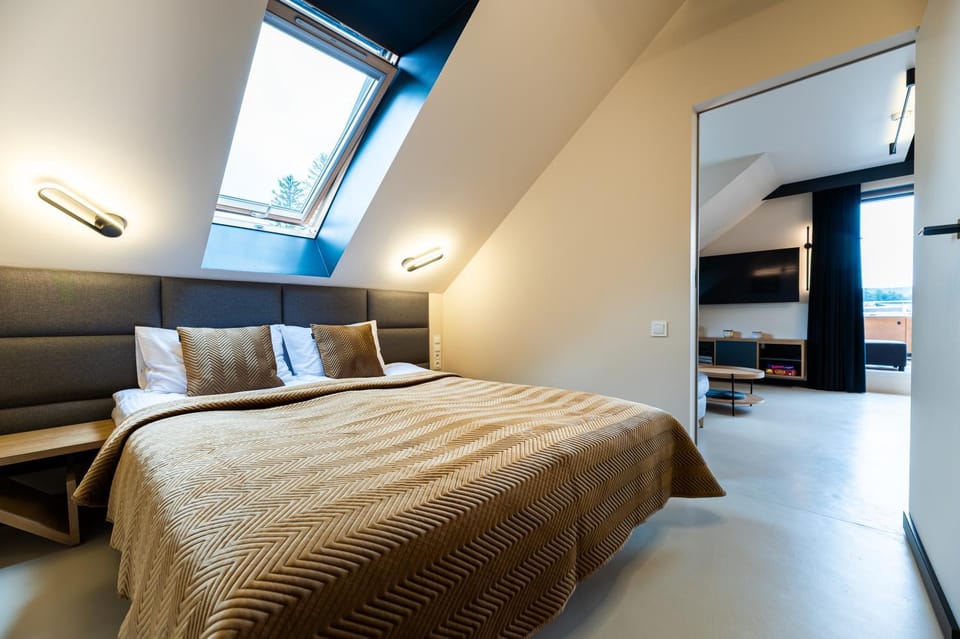 Bed, TV and multimedia, Photo of the whole room, Seating area, Bedroom