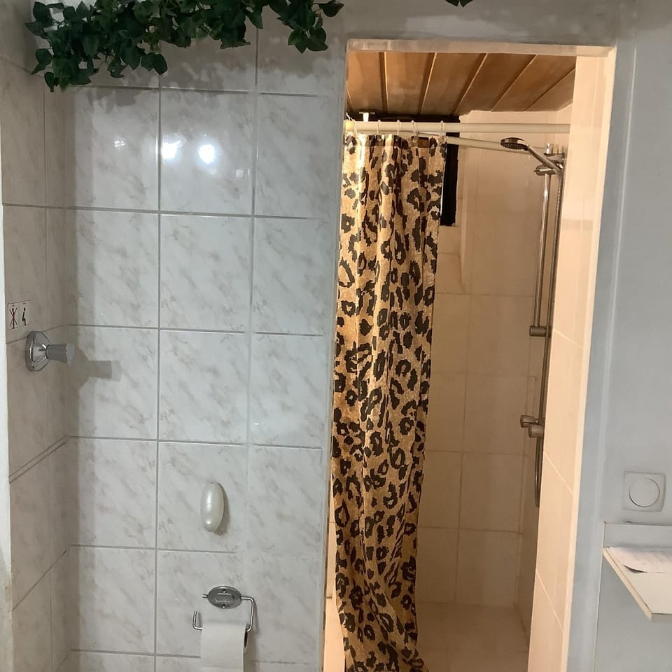 Schönes Doppelbettzimmer im Untergeschoss inkl Parkplatz nach Verfügbarkeit Vacation rental in Essen