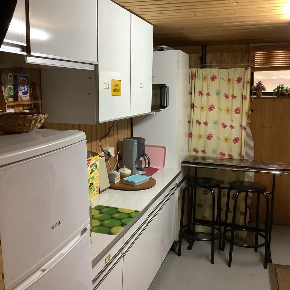 Schönes Doppelbettzimmer im Untergeschoss inkl Parkplatz nach Verfügbarkeit Vacation rental in Essen