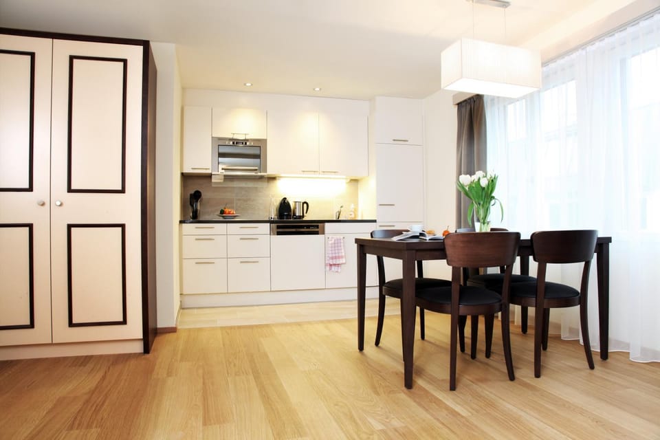 Coffee/tea facilities, Kitchen or kitchenette, Dining area, dishwasher, stove