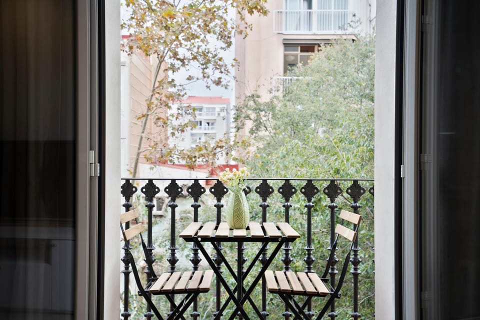 Property building, View (from property/room), Balcony/Terrace, Dining area