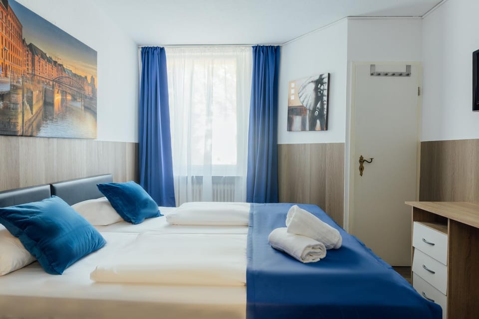 Bed, TV and multimedia, Photo of the whole room, Bedroom, towels