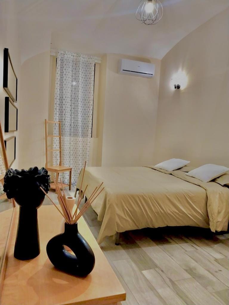 Bed, TV and multimedia, Bedroom, towels, air conditioner