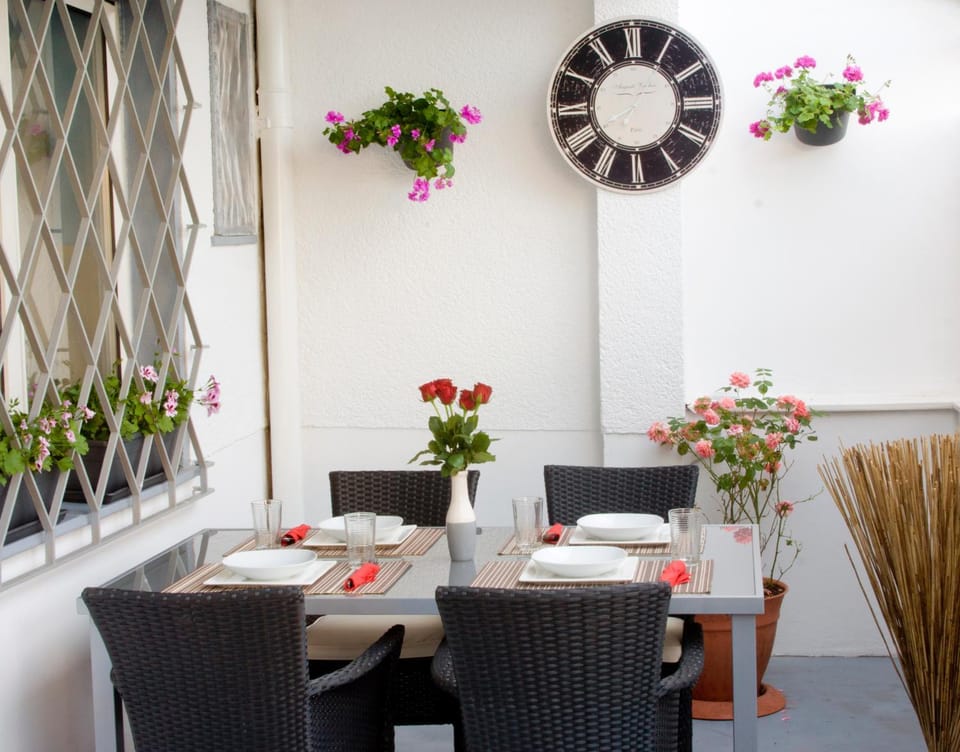 Restaurant/places to eat, Banquet/Function facilities, Seating area