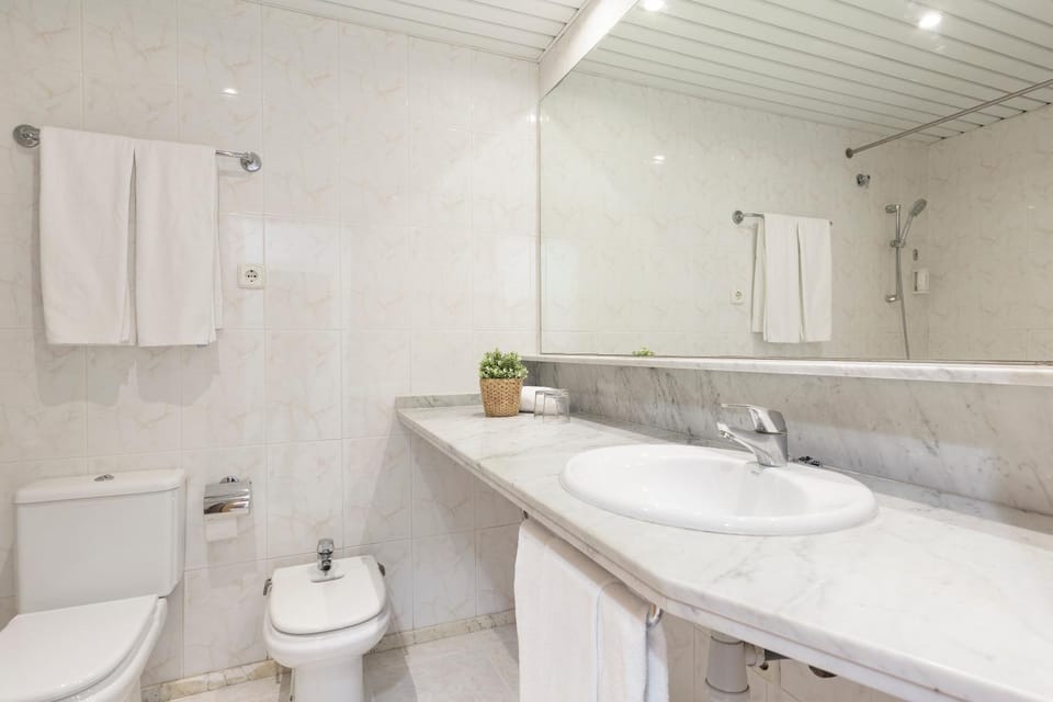Toilet, Bathroom, bidet, towels