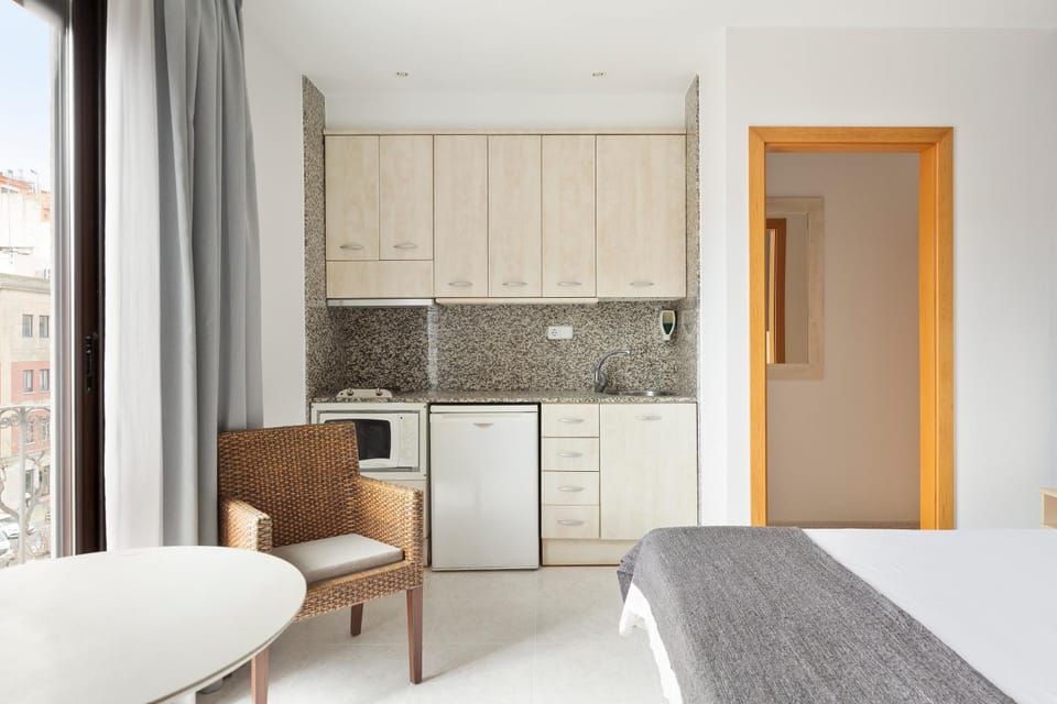 Kitchen or kitchenette, Photo of the whole room, oven