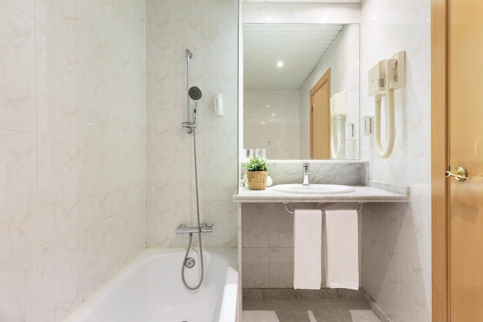 Bathroom, Bath, towels