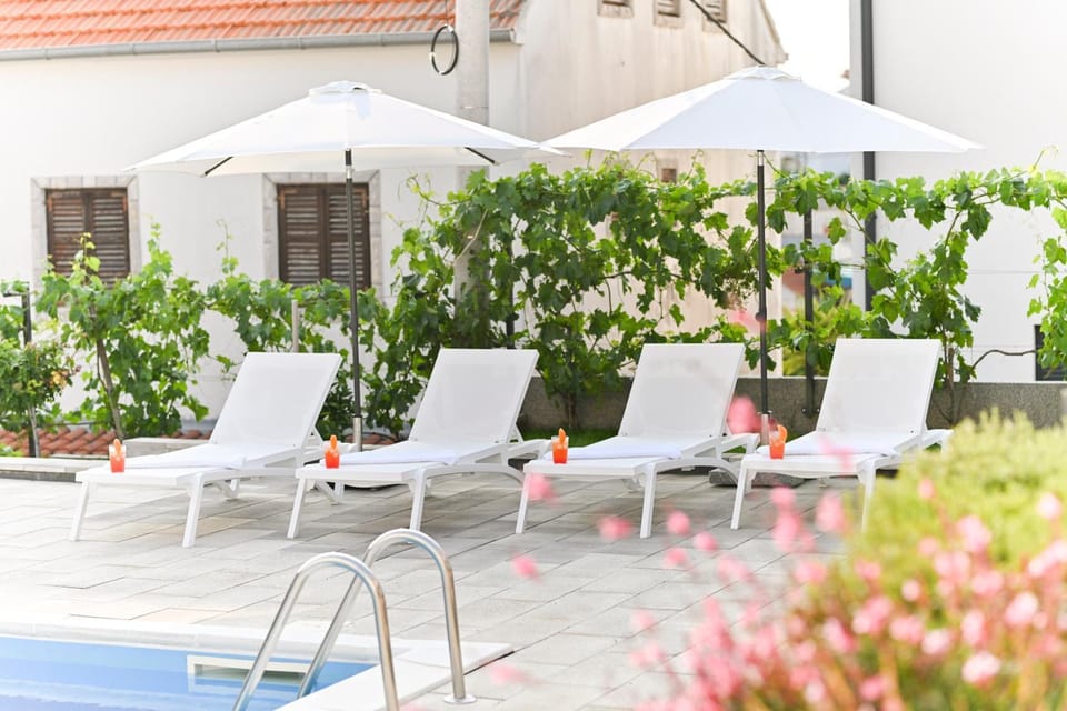 Garden, Pool view, sunbed