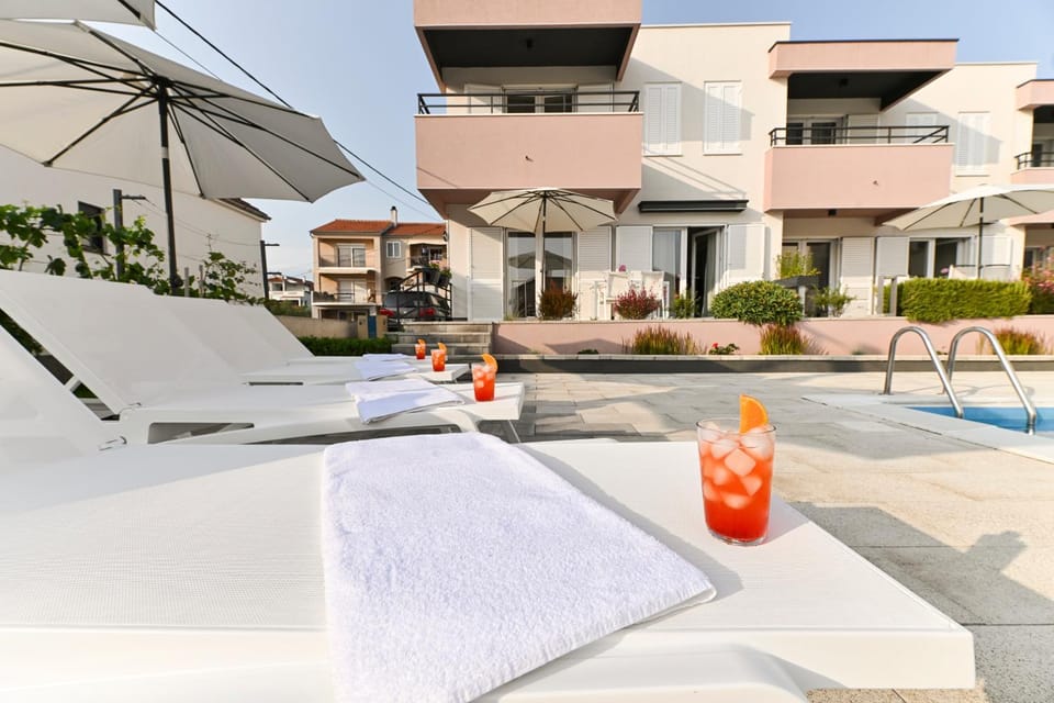 Day, Swimming pool, sunbed