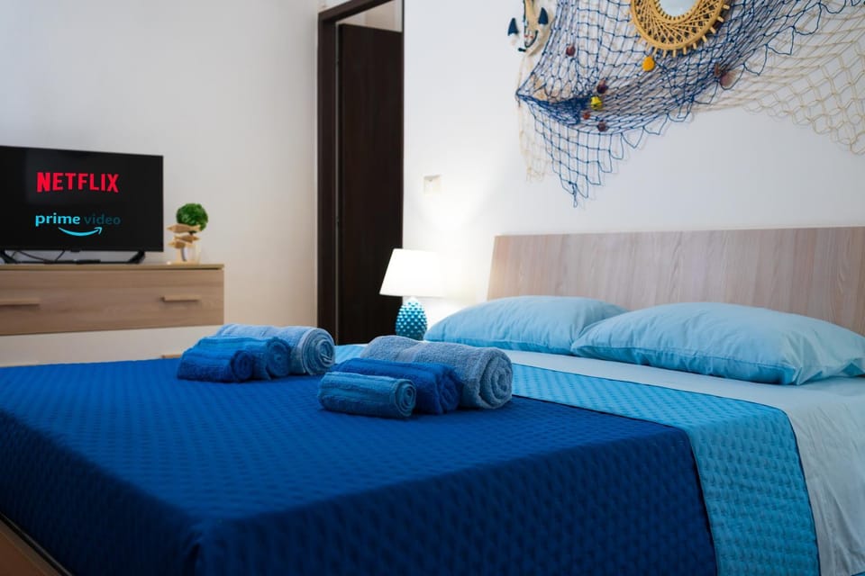 Bed, TV and multimedia, Bedroom
