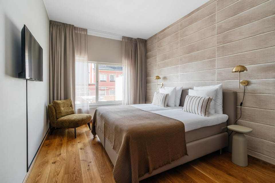 Bed, TV and multimedia, Photo of the whole room, Bedroom