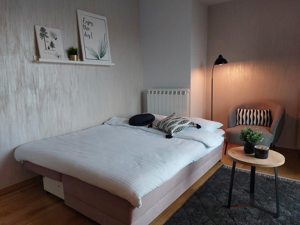 Bed, Living room