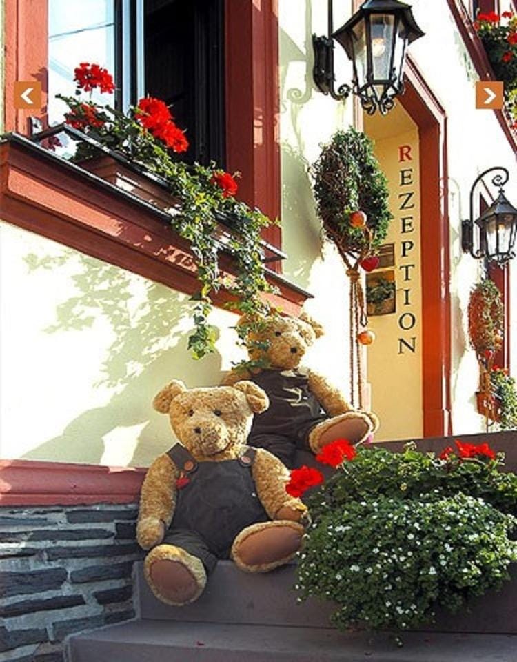 Day, Decorative detail