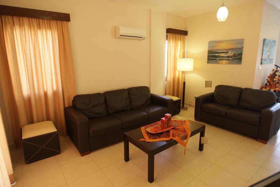 A three-bedroom villa with a private pool and landscaped garden Wi-Fi Villa in Pissouri