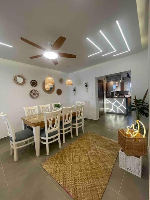 TV and multimedia, Living room, Food and drinks, Seating area, Dining area, Food, fireplace