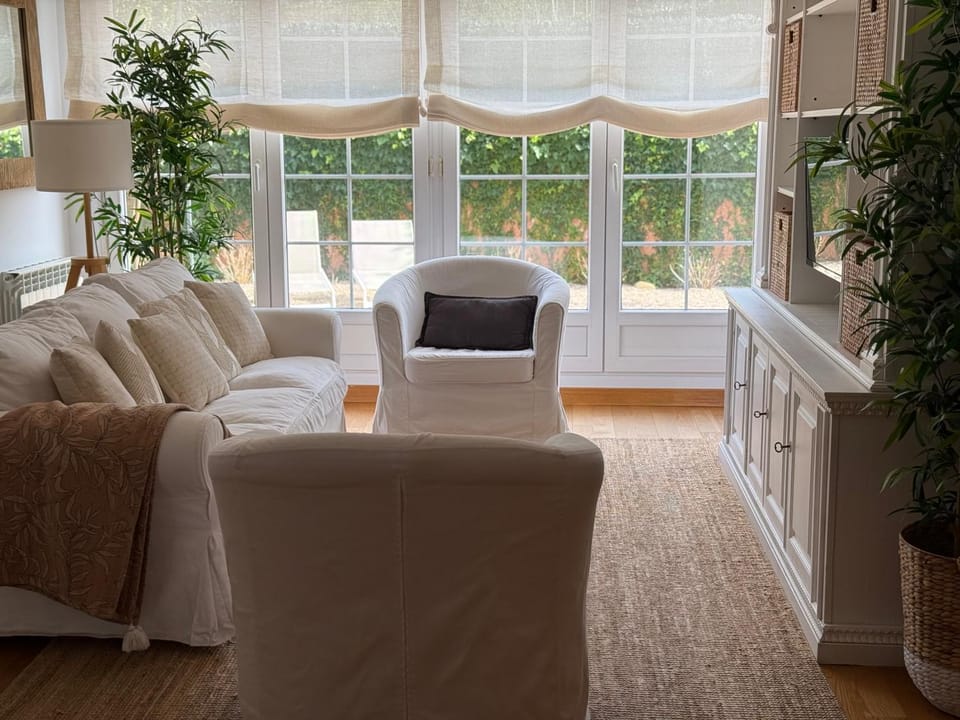 TV and multimedia, Living room, Garden view