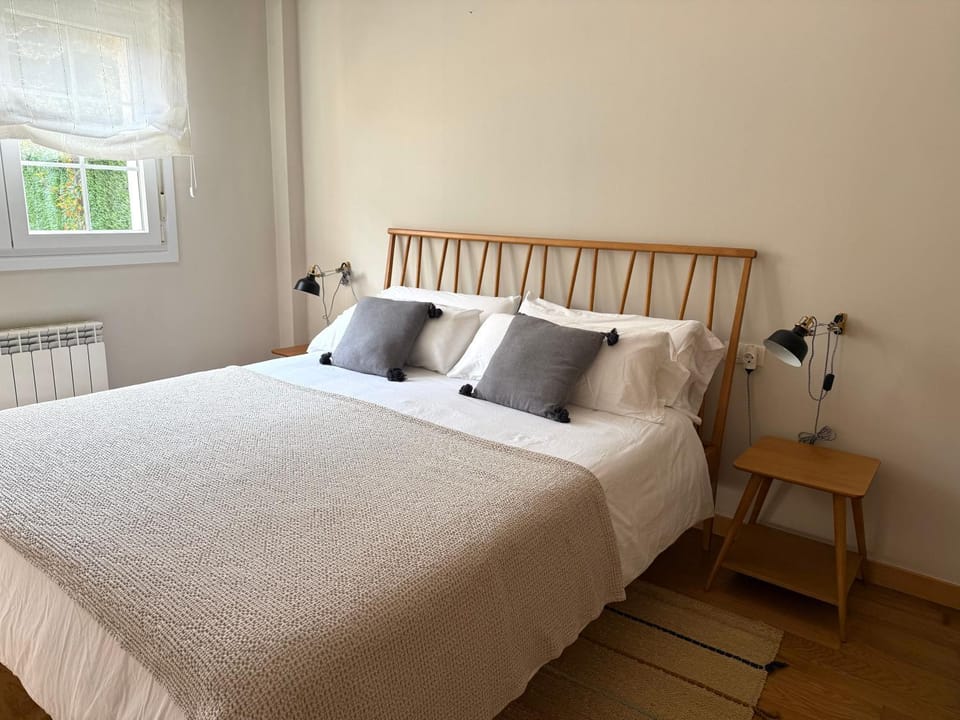 Bed, Bedroom, Garden view