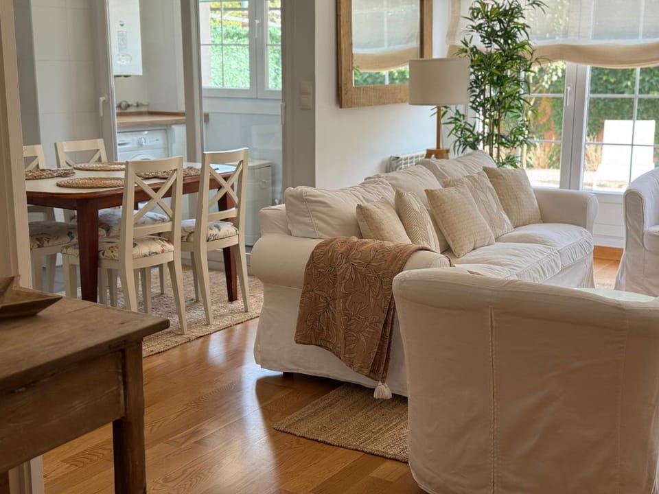 Living room, Dining area, Garden view