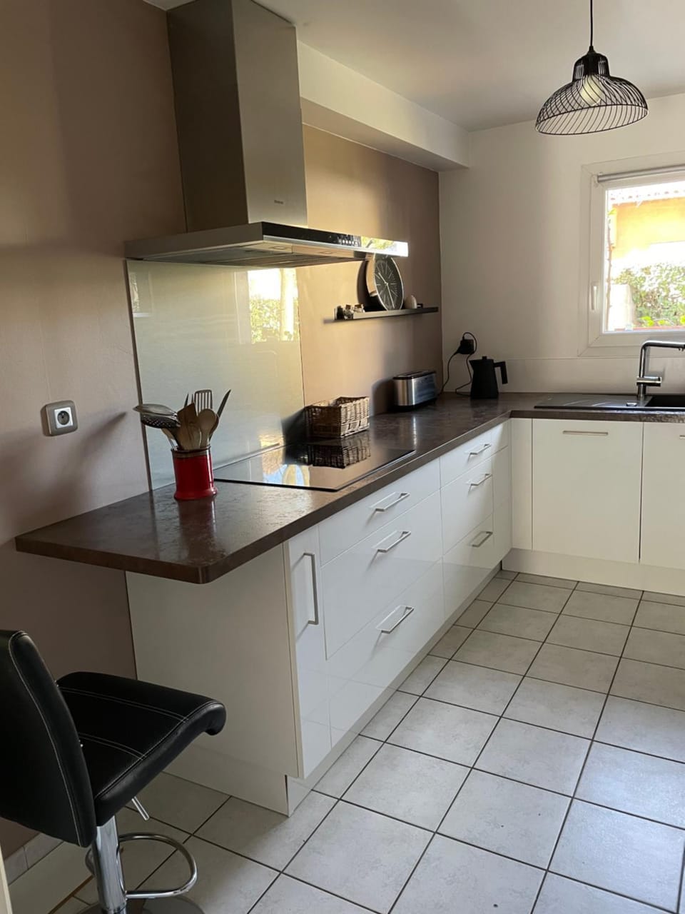 Coffee/tea facilities, Kitchen or kitchenette, stove