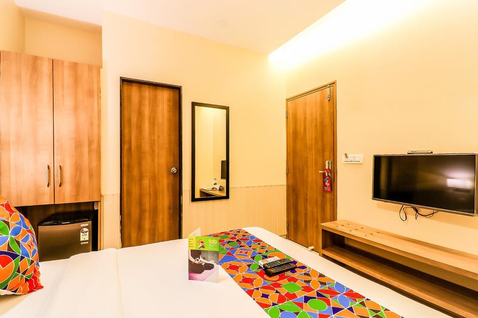 Bed, TV and multimedia, Bedroom, hair dresser, wardrobe