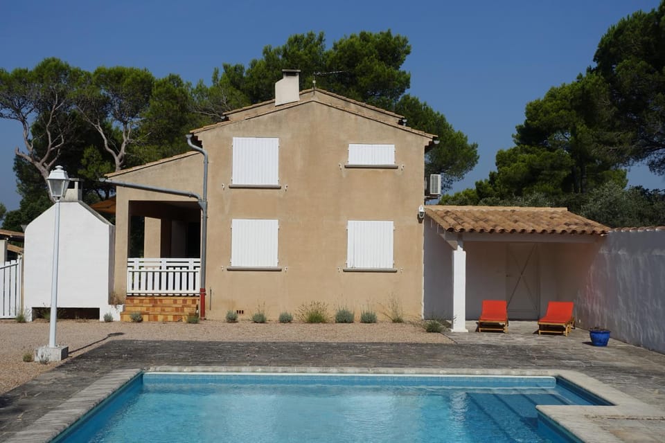 Grande chambre d'hôte dans maison provençale avec piscine Bed and Breakfast in Cavaillon