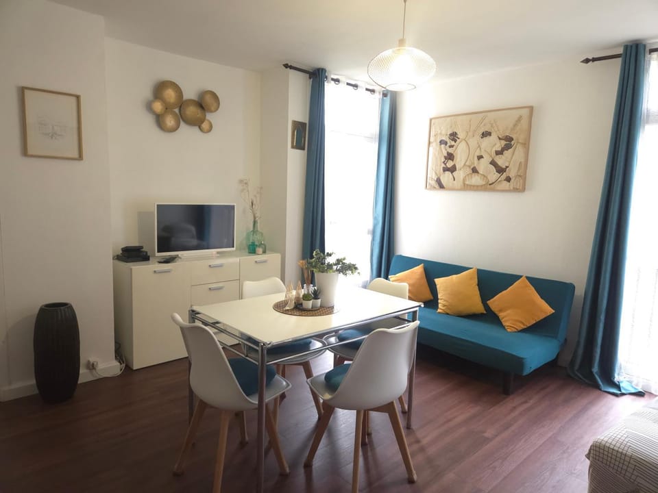 TV and multimedia, Living room, Dining area