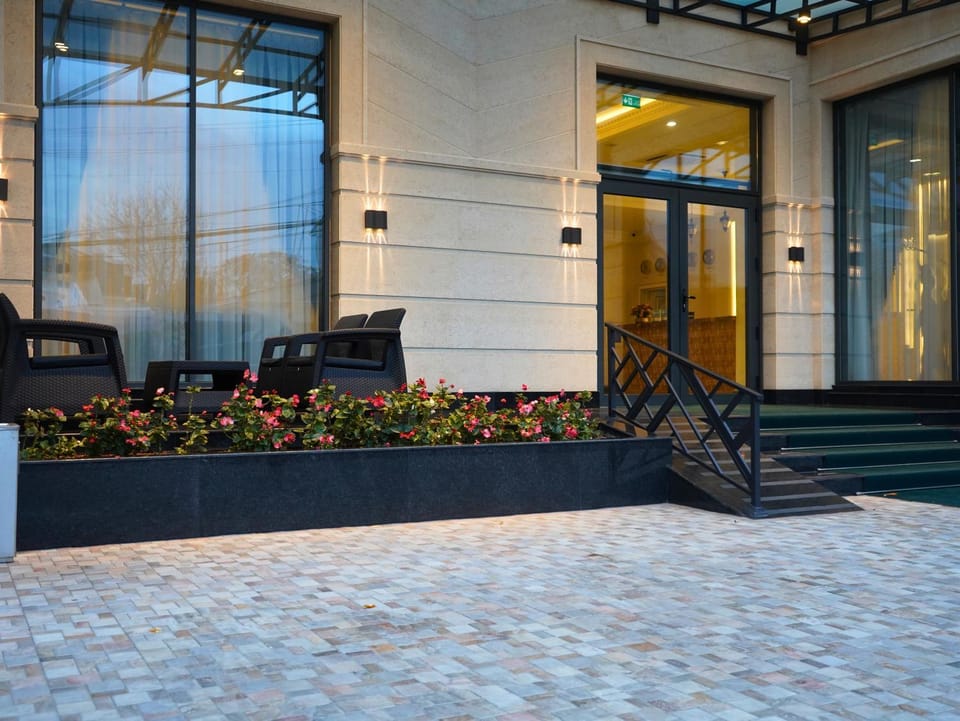 Property building, Facade/entrance, Day