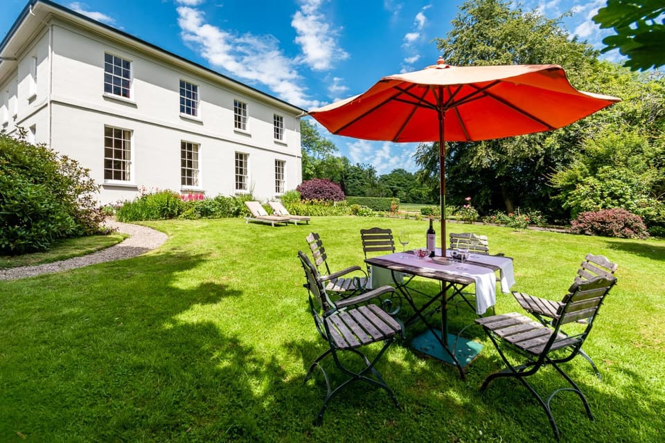 Property building, Day, Natural landscape, Garden, Garden view, sunbed