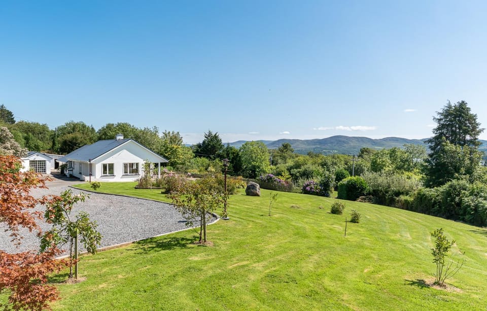 Property building, Day, Natural landscape, Garden, Garden view