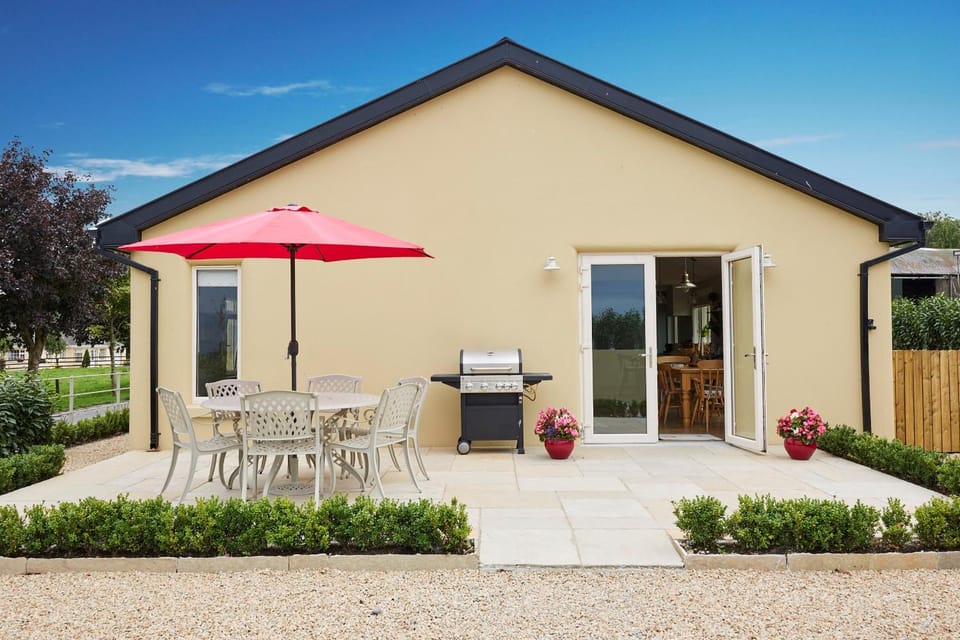 Property building, Patio, Day, BBQ facilities, Garden, Balcony/Terrace, Dining area