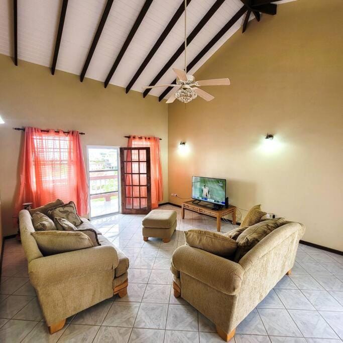 Communal lounge/ TV room, TV and multimedia, Living room, Seating area, Evening entertainment