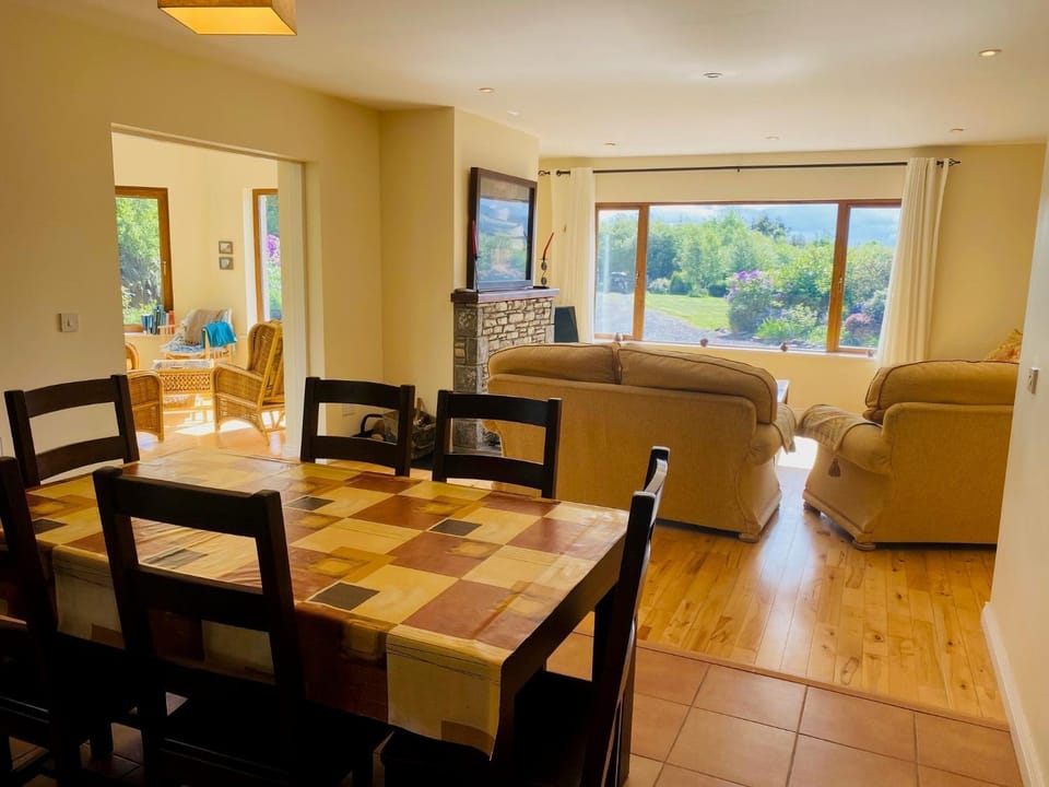 Living room, Dining area, Garden view