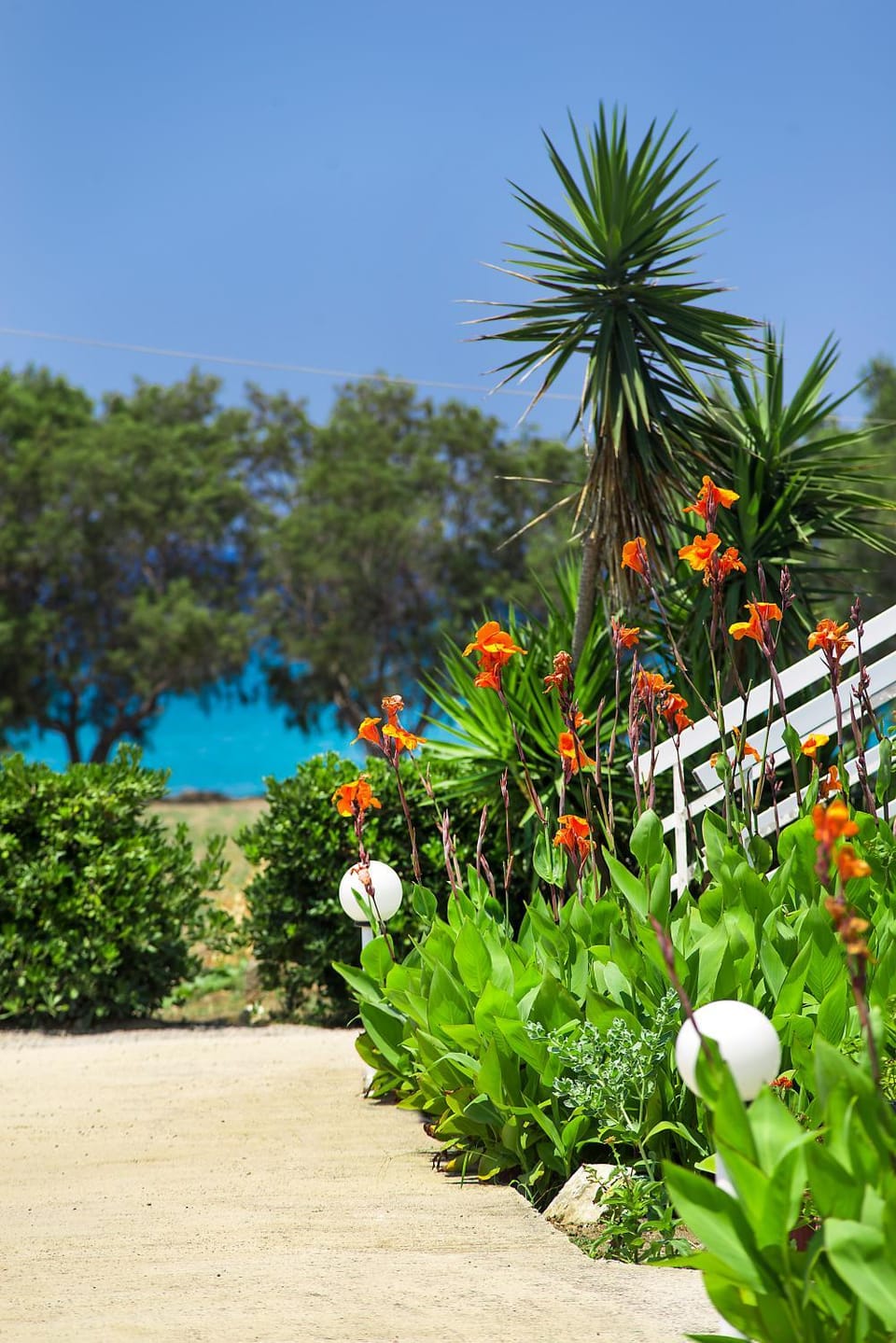 Property building, Facade/entrance, Garden, Beach, Sea view