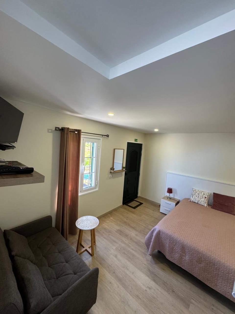 Bed, TV and multimedia, Bedroom