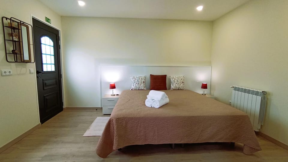 Bed, Photo of the whole room, Bedroom, internet, towels