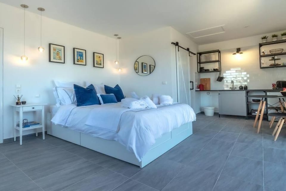 Bed, Kitchen or kitchenette, Photo of the whole room, towels